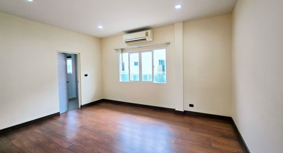 À vendre 4 chambres maison à Taling Chan, Bangkok