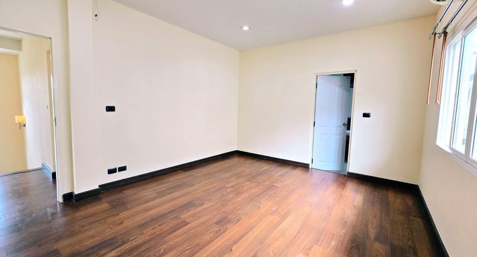 À vendre 4 chambres maison à Taling Chan, Bangkok
