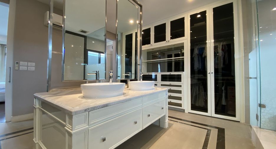 For sale 4 bedrooms house in Taling Chan, Bangkok