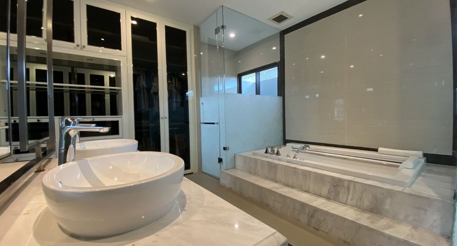 For sale 4 bedrooms house in Taling Chan, Bangkok