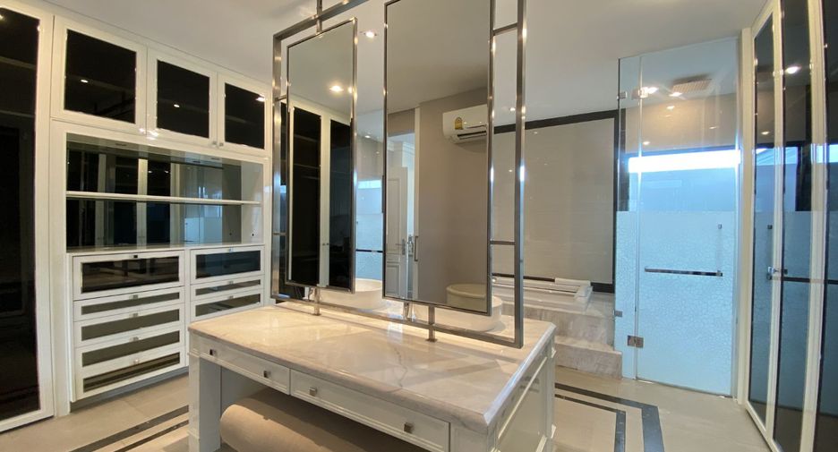 For sale 4 bedrooms house in Taling Chan, Bangkok