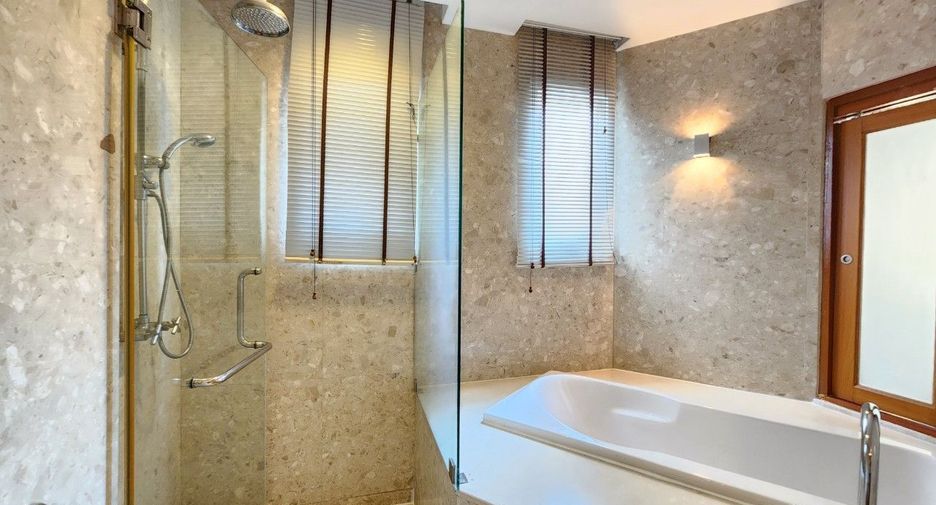 For rent 2 bedrooms apartment in Khlong Toei, Bangkok