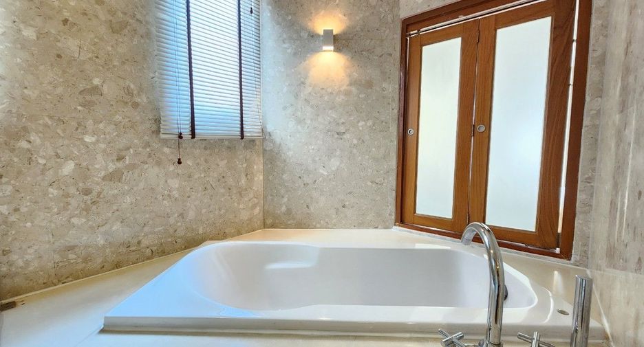 For rent 2 bedrooms apartment in Khlong Toei, Bangkok