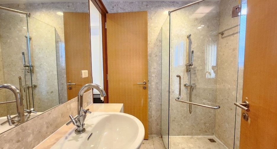 For rent 2 bedrooms apartment in Khlong Toei, Bangkok