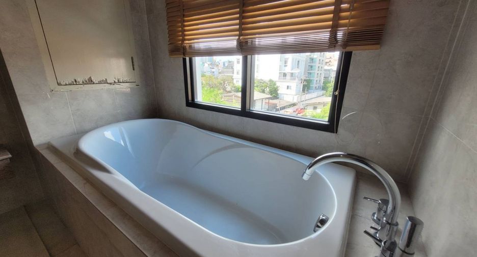 For rent 2 bedrooms apartment in Khlong Toei, Bangkok