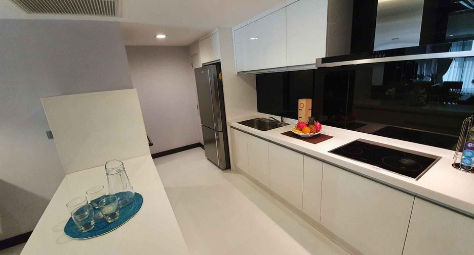 For rent 2 bedrooms apartment in Khlong Toei, Bangkok