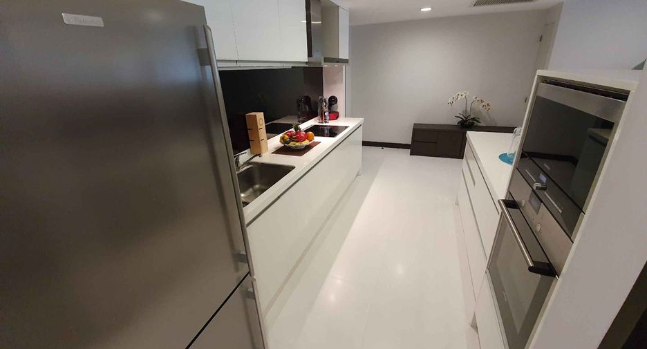 For rent 2 bedrooms apartment in Khlong Toei, Bangkok