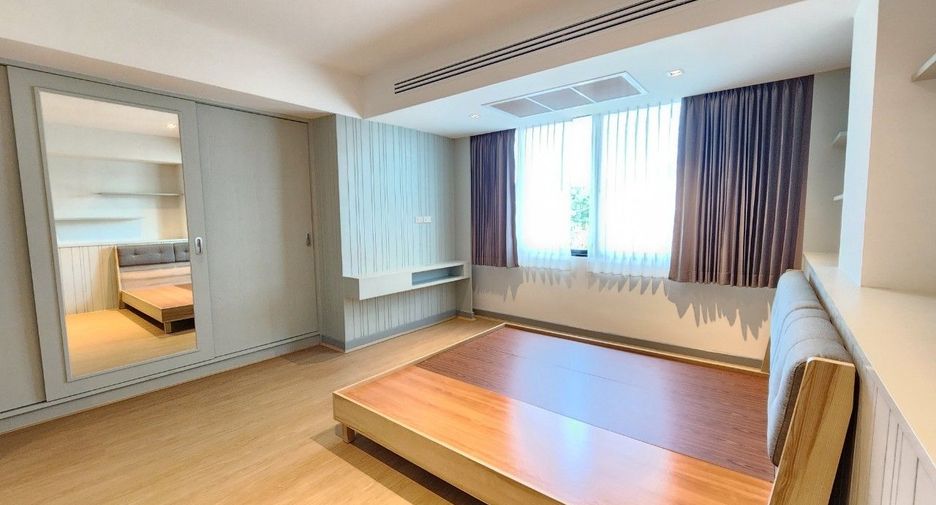 For rent 3 bedrooms apartment in Khlong Toei, Bangkok