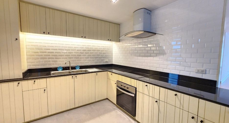 For rent 3 bedrooms apartment in Khlong Toei, Bangkok