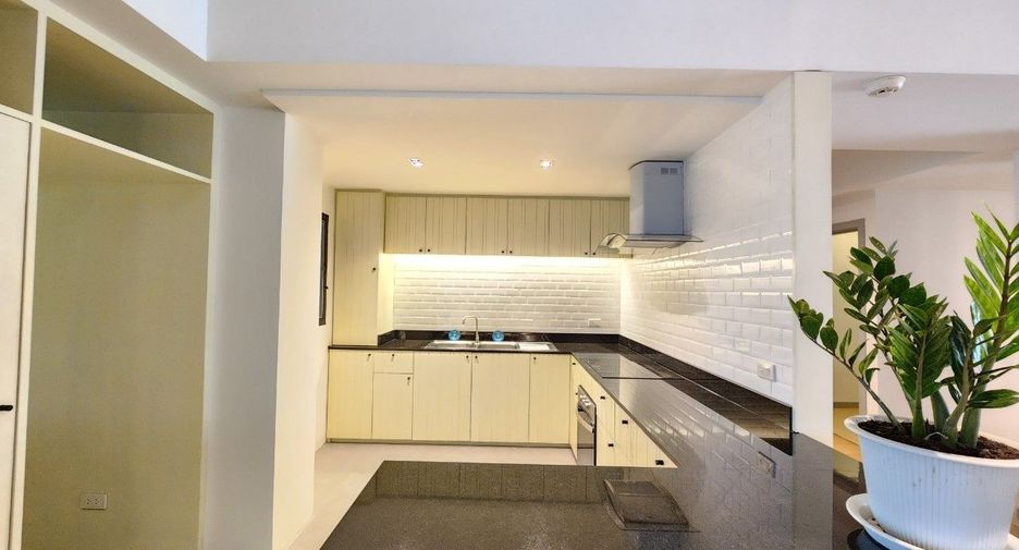 For rent 3 bedrooms apartment in Khlong Toei, Bangkok