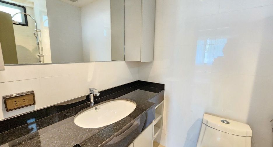 For rent 3 bedrooms apartment in Khlong Toei, Bangkok