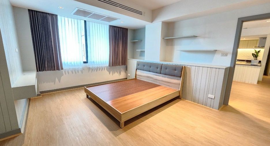 For rent 3 bedrooms apartment in Khlong Toei, Bangkok