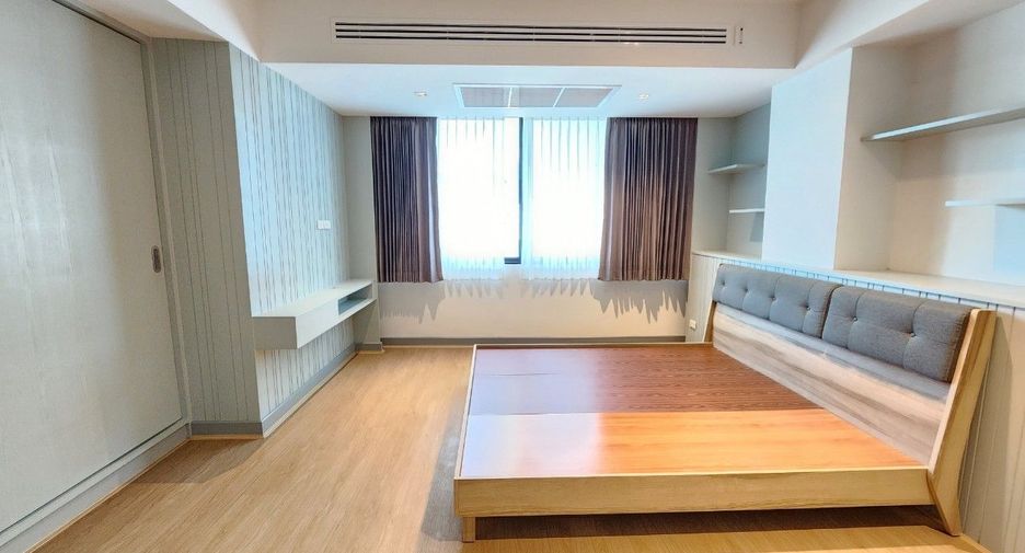 For rent 3 bedrooms apartment in Khlong Toei, Bangkok