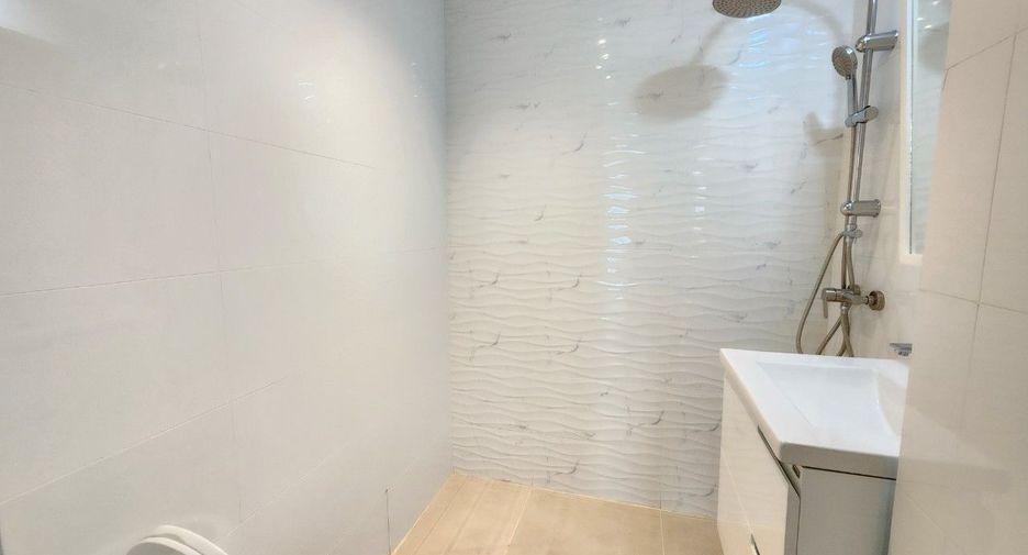 For rent 3 bedrooms apartment in Khlong Toei, Bangkok