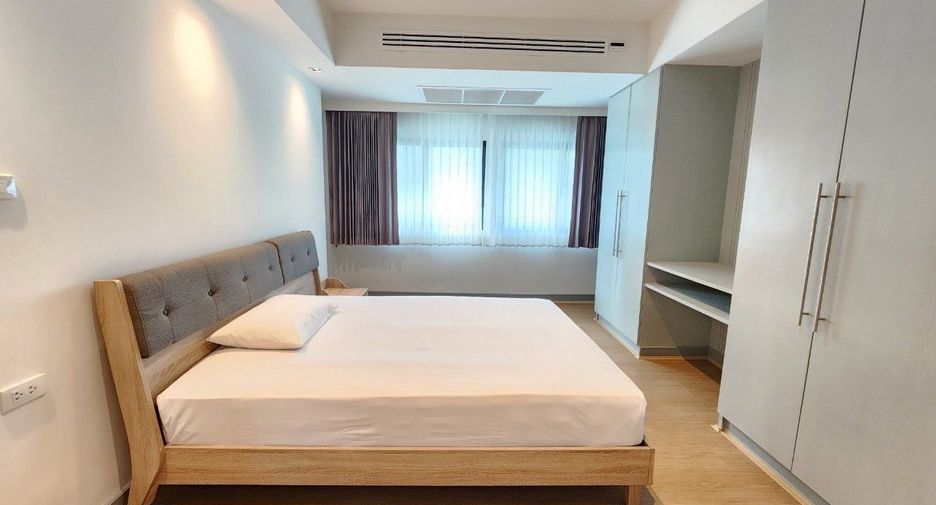 For rent 3 bedrooms apartment in Khlong Toei, Bangkok