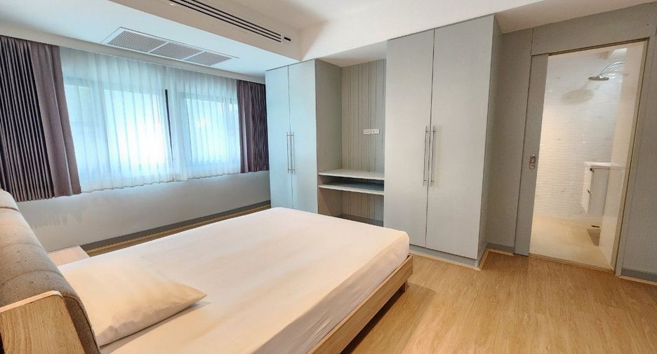 For rent 3 bedrooms apartment in Khlong Toei, Bangkok