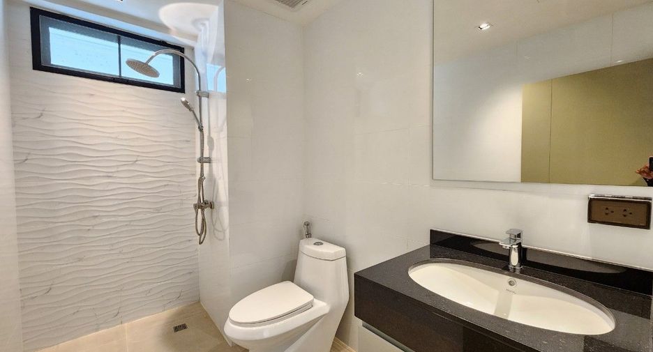 For rent 3 bedrooms apartment in Khlong Toei, Bangkok
