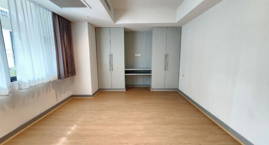 For rent 3 bedrooms apartment in Khlong Toei, Bangkok