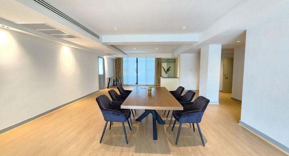 For rent 3 bedrooms apartment in Khlong Toei, Bangkok