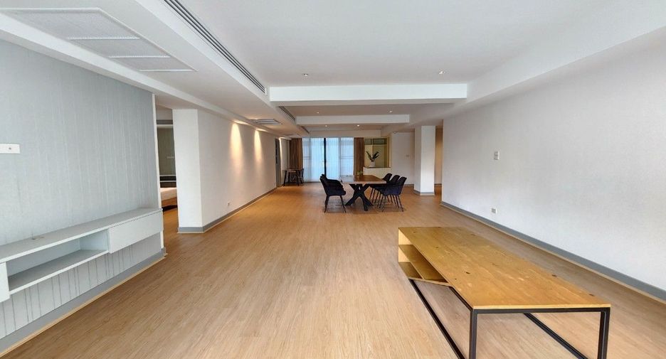 For rent 3 bedrooms apartment in Khlong Toei, Bangkok