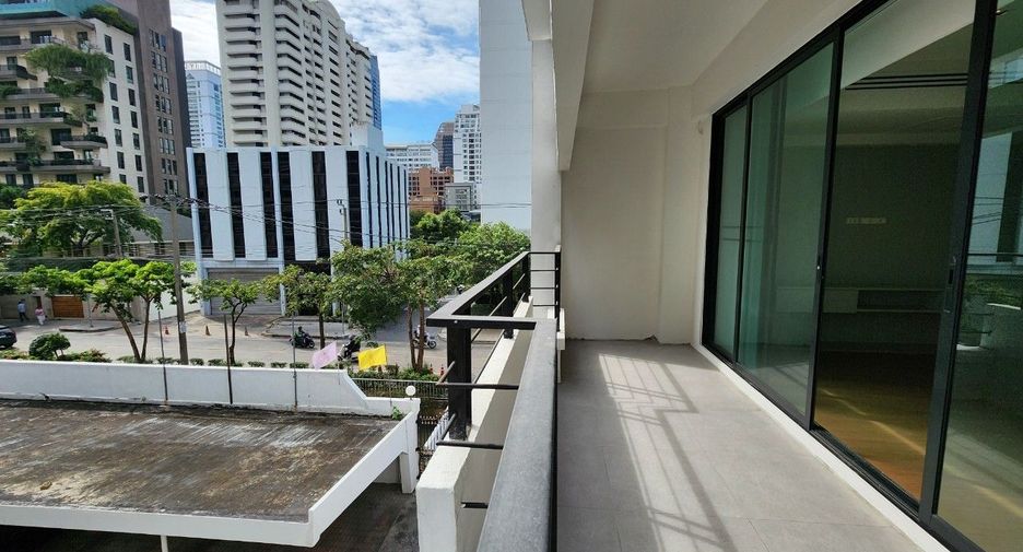 For rent 3 bedrooms apartment in Khlong Toei, Bangkok