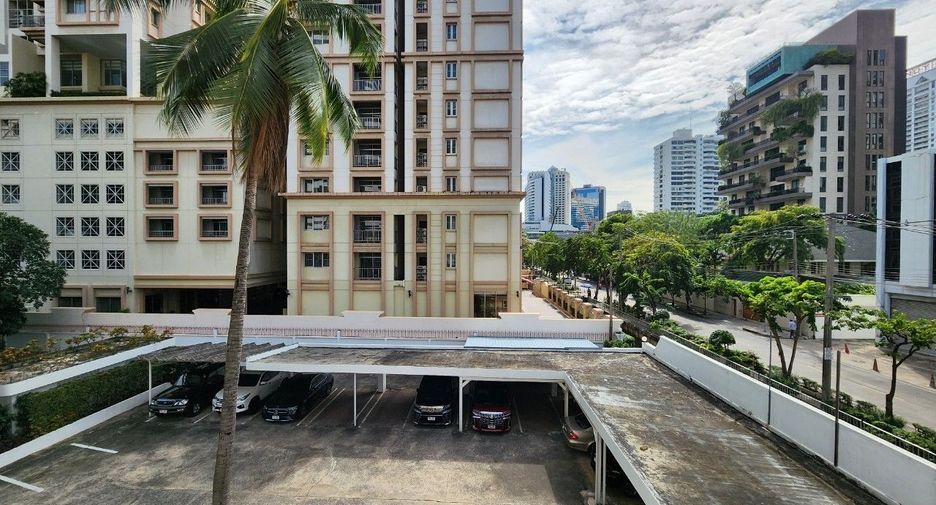 For rent 3 bedrooms apartment in Khlong Toei, Bangkok