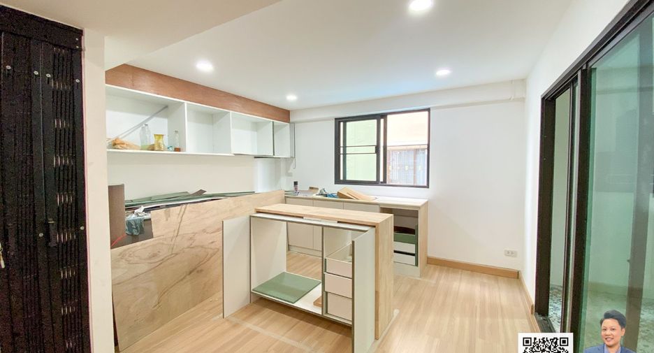 For sale 3 bedrooms retail Space in Mueang Samut Prakan, Samut Prakan