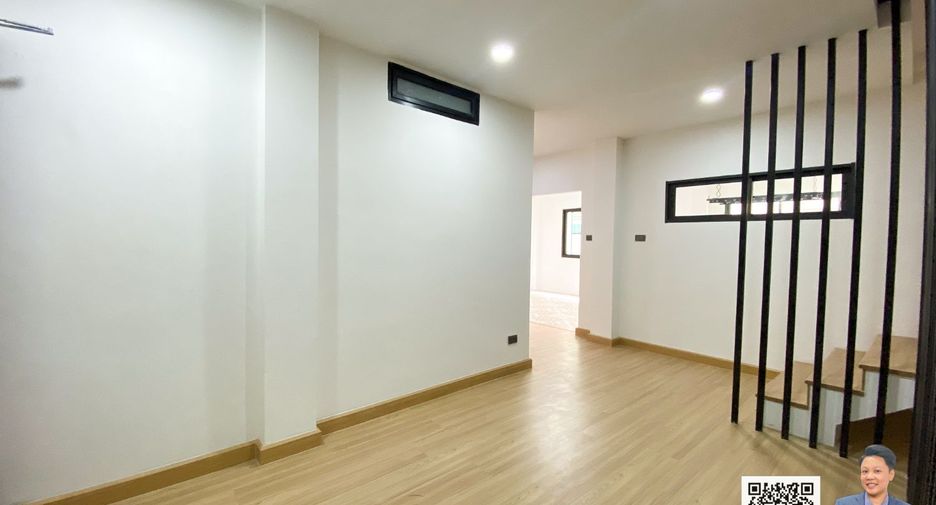 For sale 3 bedrooms retail Space in Mueang Samut Prakan, Samut Prakan