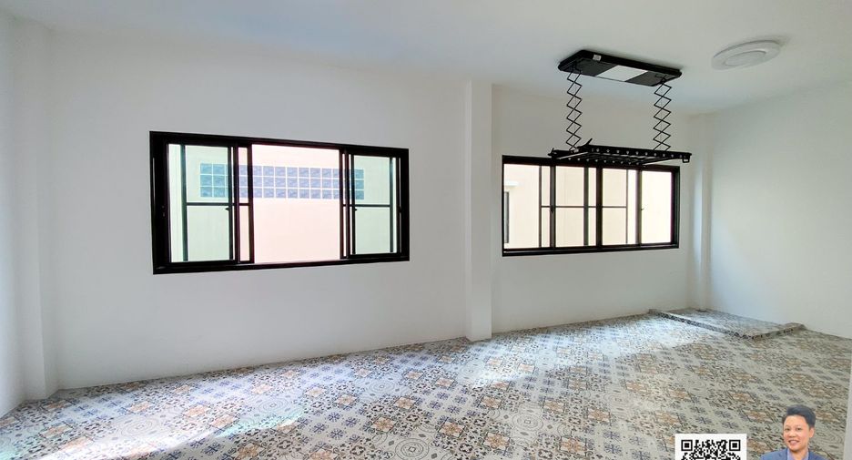 For sale 3 bedrooms retail Space in Mueang Samut Prakan, Samut Prakan