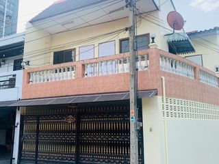 For sale 4 bed townhouse in Din Daeng, Bangkok