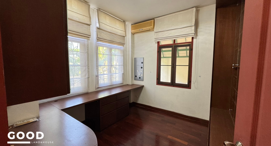 Casa en alquiler y en venta de 4 habitaciones en Chom Thong, Bangkok