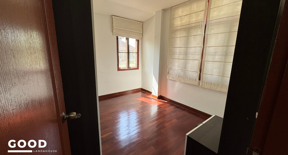 Casa en alquiler y en venta de 4 habitaciones en Chom Thong, Bangkok