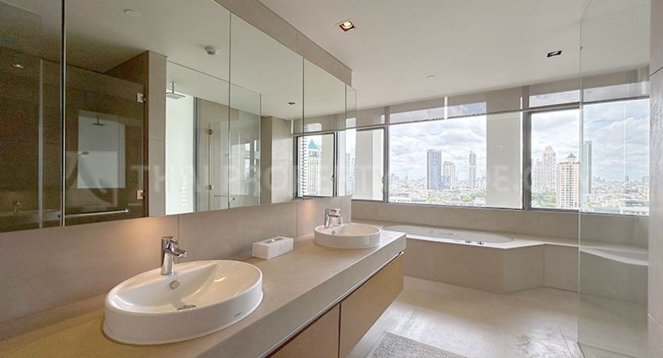 For rent 3 bedrooms condo in Pathum Wan, Bangkok