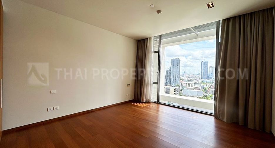 For rent 3 bedrooms condo in Pathum Wan, Bangkok