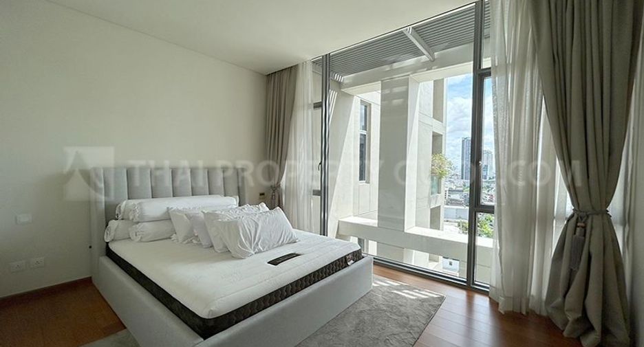 For rent 3 bedrooms condo in Pathum Wan, Bangkok