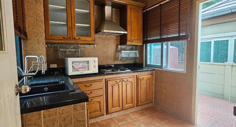 For sale 3 bedrooms house in Don Mueang, Bangkok