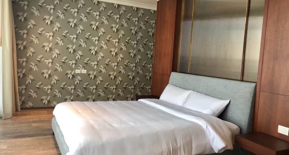 For rent 3 bedrooms condo in Pathum Wan, Bangkok