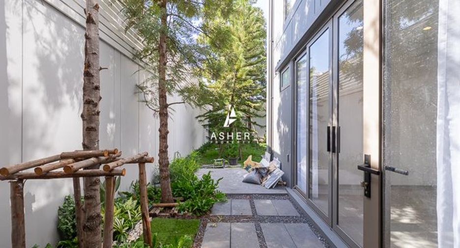 For rent 3 bedrooms house in Phra Khanong, Bangkok