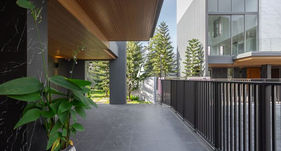 For rent 3 bedrooms house in Phra Khanong, Bangkok