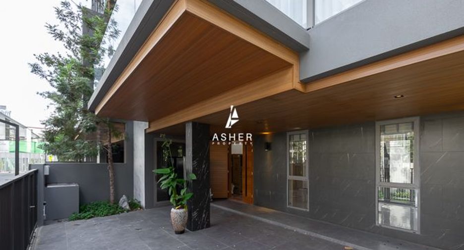 For rent 3 bedrooms house in Phra Khanong, Bangkok