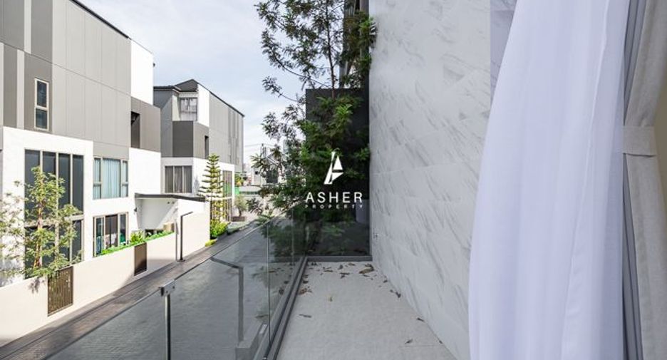 For rent 3 bedrooms house in Phra Khanong, Bangkok
