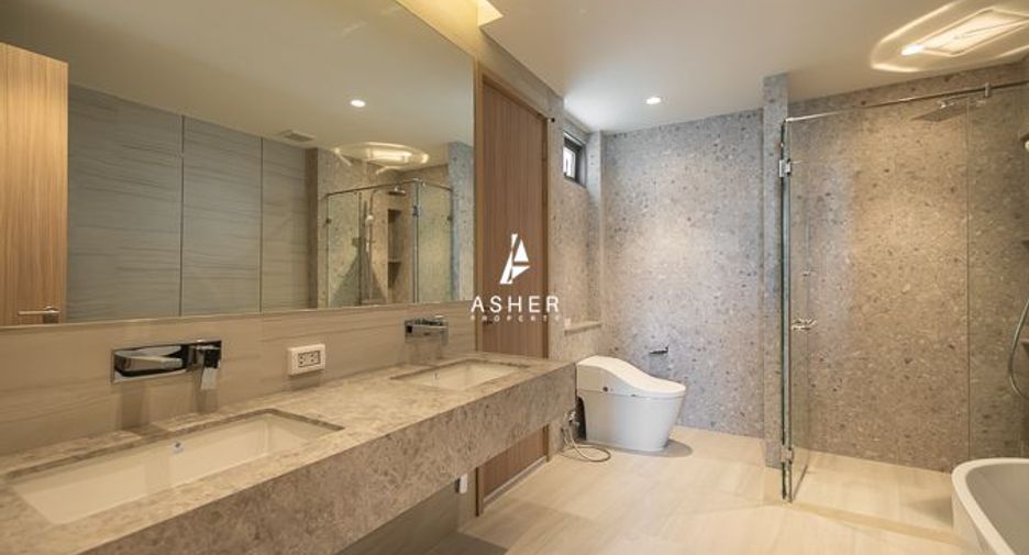 For rent 3 bedrooms house in Phra Khanong, Bangkok
