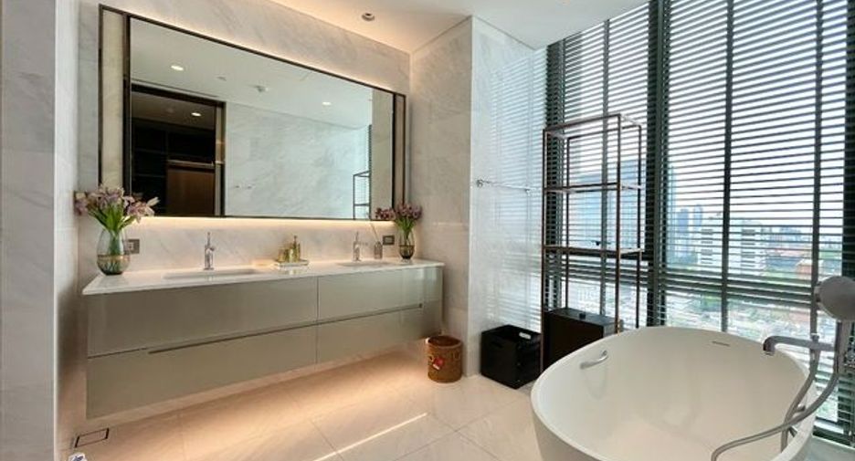 For rent 3 bedrooms condo in Pathum Wan, Bangkok