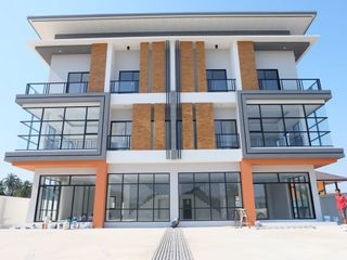 Продажа 3 спальни торговое помещение в Si Racha, Чонбури