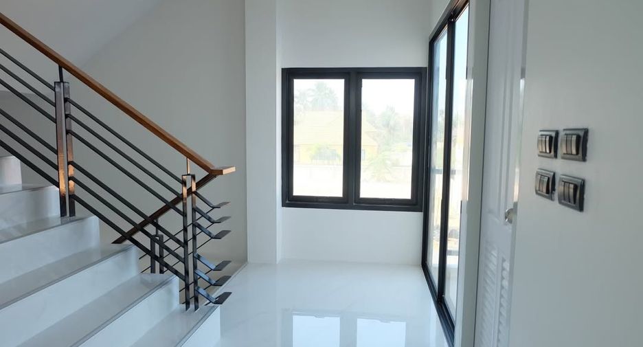 Продажа 3 спальни торговое помещение в Si Racha, Чонбури