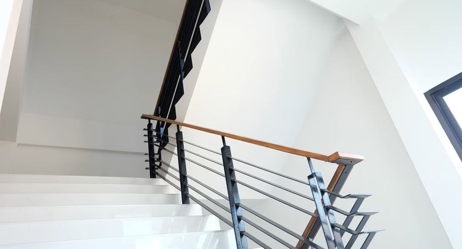 Продажа 3 спальни торговое помещение в Si Racha, Чонбури