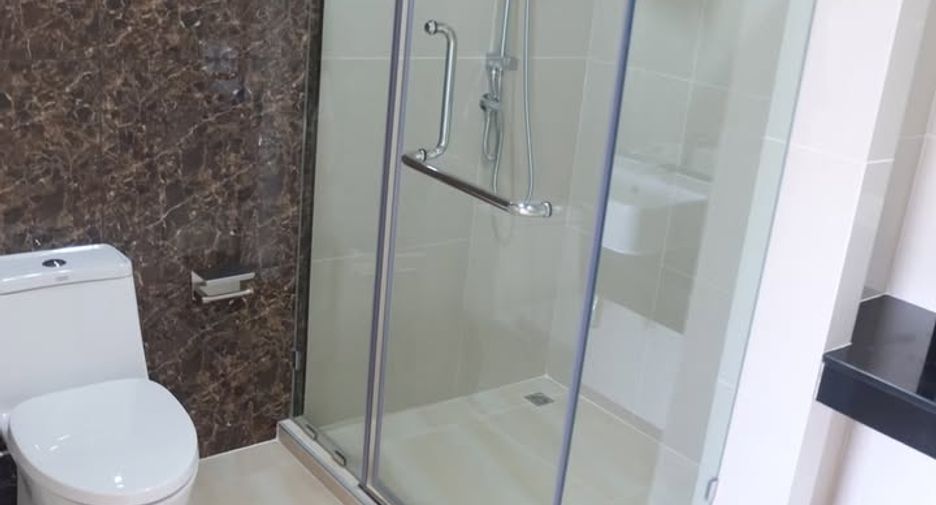 Продажа 3 спальни торговое помещение в Si Racha, Чонбури