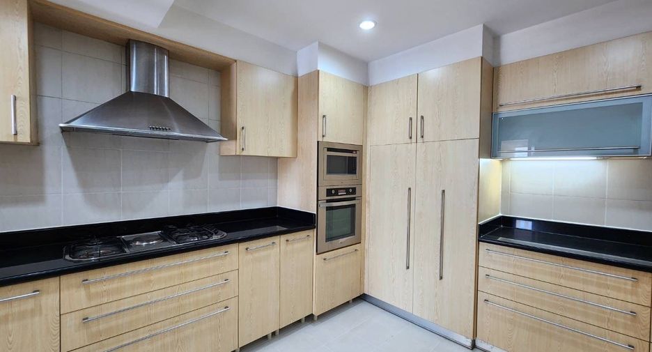 For rent 3 bedrooms apartment in Khlong Toei, Bangkok