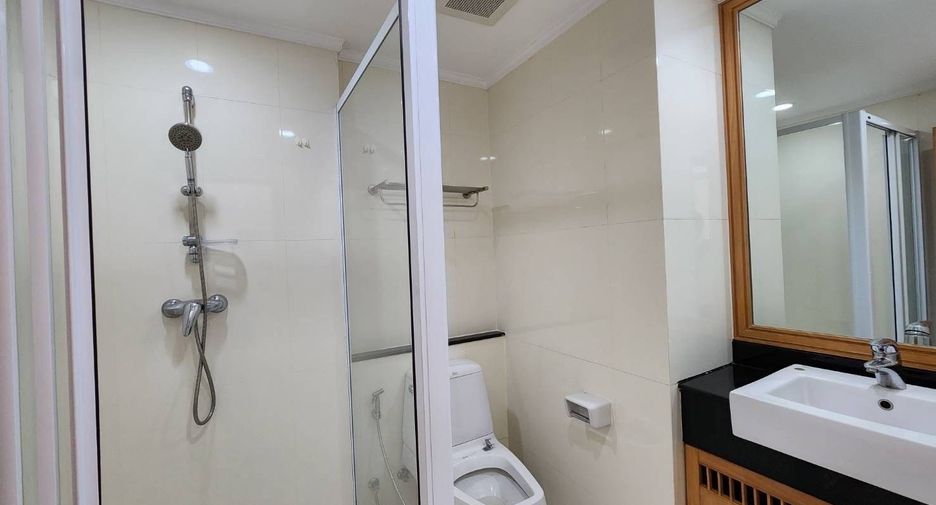 For rent 3 bedrooms apartment in Khlong Toei, Bangkok