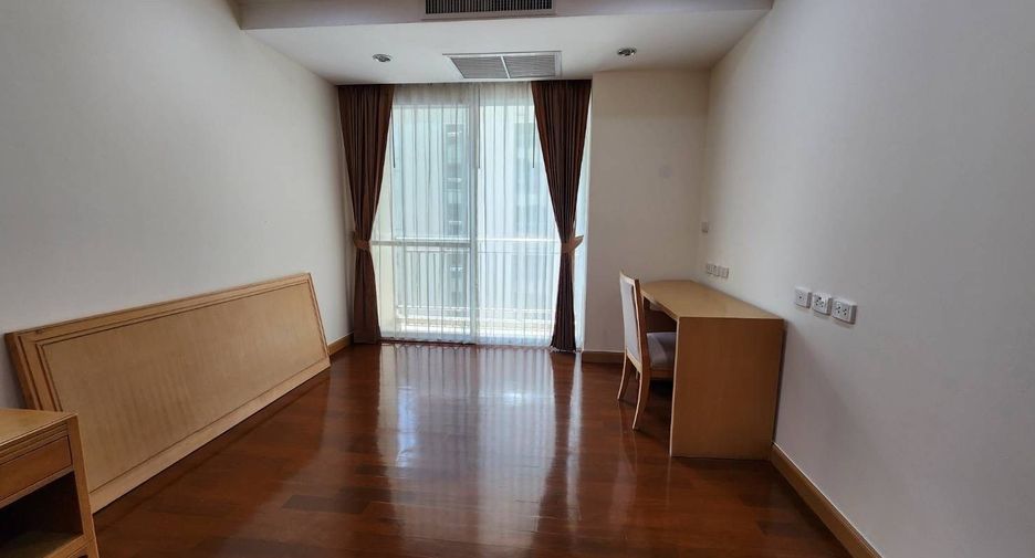 For rent 3 bedrooms apartment in Khlong Toei, Bangkok